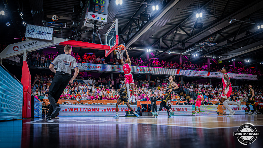 1. Basketball Bundesliga, easyCredit BBL, Saison 2026/2027, Herren, Hauptrunde, 4. Spieltag, 05.10.2026, RASTA Vechta - Basketball L&ouml;wen Braunschweig
Armaan Franklin (#4 - RASTA Vechta) beim Dunk
Schlüsselwörter: 05.10.2026;1. Bundesliga;4. Spieltag;BBL;Basketball;Braunschweig;Hauptrunde;Liga;L&ouml;wen;RASTA;RASTA Dome;Saison 2026/2027;Vechta;easycredit