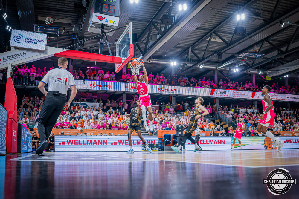 1. Basketball Bundesliga, easyCredit BBL, Saison 2026/2027, Herren, Hauptrunde, 4. Spieltag, 05.10.2026, RASTA Vechta - Basketball L&ouml;wen Braunschweig
Armaan Franklin (#4 - RASTA Vechta) beim Dunk
Schlüsselwörter: 05.10.2026;1. Bundesliga;4. Spieltag;BBL;Basketball;Braunschweig;Hauptrunde;Liga;L&ouml;wen;RASTA;RASTA Dome;Saison 2026/2027;Vechta;easycredit