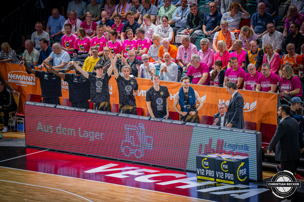 1. Basketball Bundesliga, easyCredit BBL, Saison 2026/2027, Herren, Hauptrunde, 4. Spieltag, 05.10.2026, RASTA Vechta - Basketball L&ouml;wen Braunschweig
Das Team der Basketball L&ouml;wen Braunschweig w&auml;hrend der Partie
Schlüsselwörter: 05.10.2026;1. Bundesliga;4. Spieltag;BBL;Basketball;Braunschweig;Hauptrunde;Liga;L&ouml;wen;RASTA;RASTA Dome;Saison 2026/2027;Vechta;easycredit