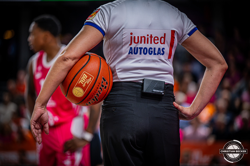 1. Basketball Bundesliga, easyCredit BBL, Saison 2026/2027, Herren, Hauptrunde, 4. Spieltag, 05.10.2026, RASTA Vechta - Basketball L&ouml;wen Braunschweig
Die Schiedsrichter w&auml;hrend der Partie
Schlüsselwörter: 05.10.2026;1. Bundesliga;4. Spieltag;BBL;Basketball;Braunschweig;Hauptrunde;Liga;L&ouml;wen;RASTA;RASTA Dome;Saison 2026/2027;Vechta;easycredit