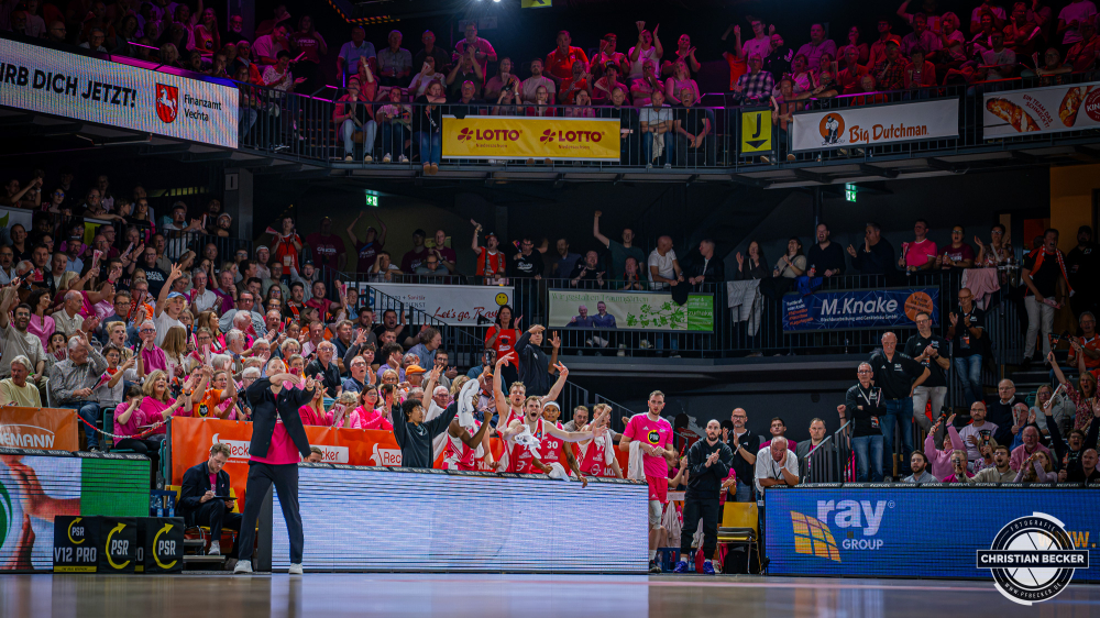 1. Basketball Bundesliga, easyCredit BBL, Saison 2026/2027, Herren, Hauptrunde, 4. Spieltag, 05.10.2026, RASTA Vechta - Basketball L&ouml;wen Braunschweig
Das Team von RASTA Vechta zeigt Emotionen w&auml;hrend der Partie
Schlüsselwörter: 05.10.2026;1. Bundesliga;4. Spieltag;BBL;Basketball;Braunschweig;Hauptrunde;Liga;L&ouml;wen;RASTA;RASTA Dome;Saison 2026/2027;Vechta;easycredit