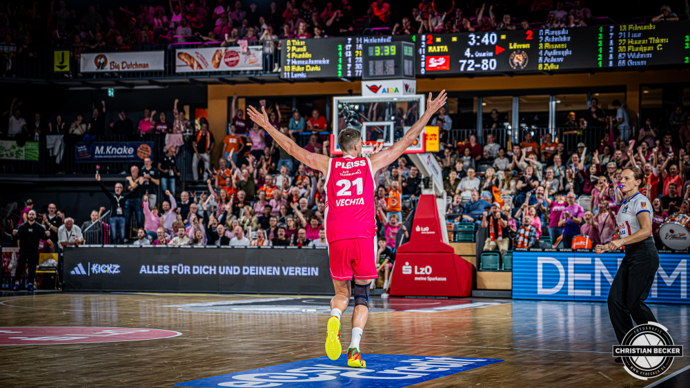 1. Basketball Bundesliga, easyCredit BBL, Saison 2026/2027, Herren, Hauptrunde, 4. Spieltag, 05.10.2026, RASTA Vechta - Basketball L&ouml;wen Braunschweig
Tibor Plei&szlig; (#21 - RASTA Vechta) zeigt Emotionen w&auml;hrend der Partie
Schlüsselwörter: 05.10.2026;1. Bundesliga;4. Spieltag;BBL;Basketball;Braunschweig;Hauptrunde;Liga;L&ouml;wen;RASTA;RASTA Dome;Saison 2026/2027;Vechta;easycredit
