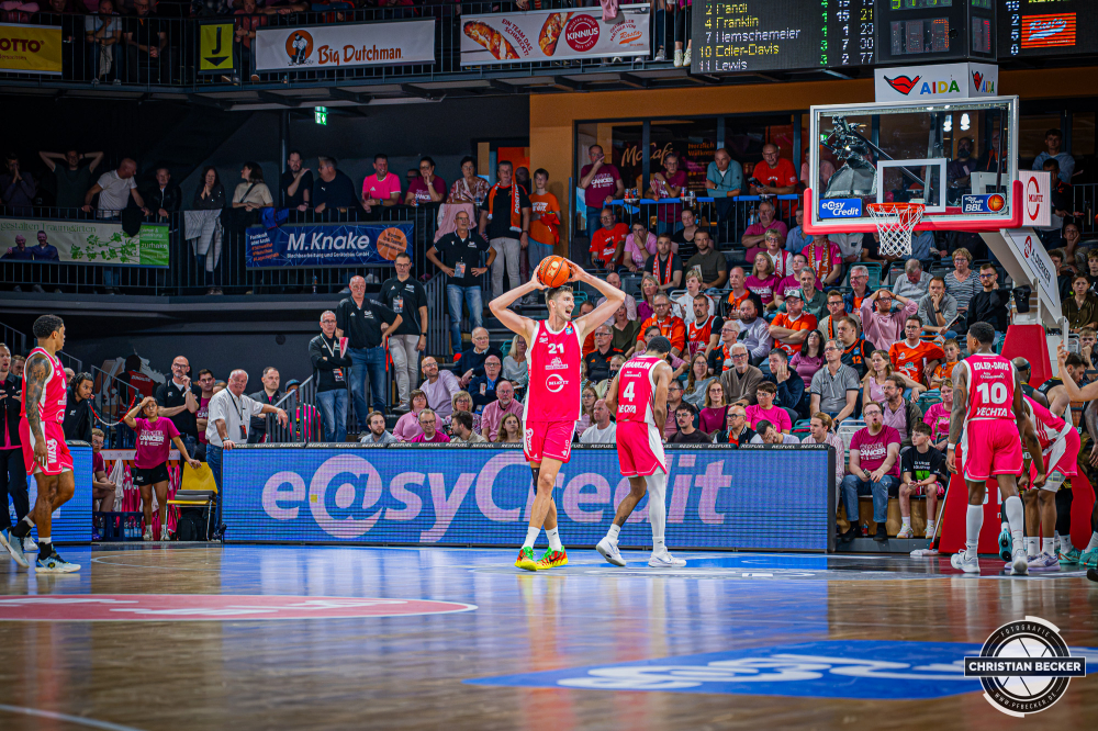 1. Basketball Bundesliga, easyCredit BBL, Saison 2026/2027, Herren, Hauptrunde, 4. Spieltag, 05.10.2026, RASTA Vechta - Basketball L&ouml;wen Braunschweig
Tibor Plei&szlig; (#21 - RASTA Vechta) zeigt Emotionen w&auml;hrend der Partie
Schlüsselwörter: 05.10.2026;1. Bundesliga;4. Spieltag;BBL;Basketball;Braunschweig;Hauptrunde;Liga;L&ouml;wen;RASTA;RASTA Dome;Saison 2026/2027;Vechta;easycredit
