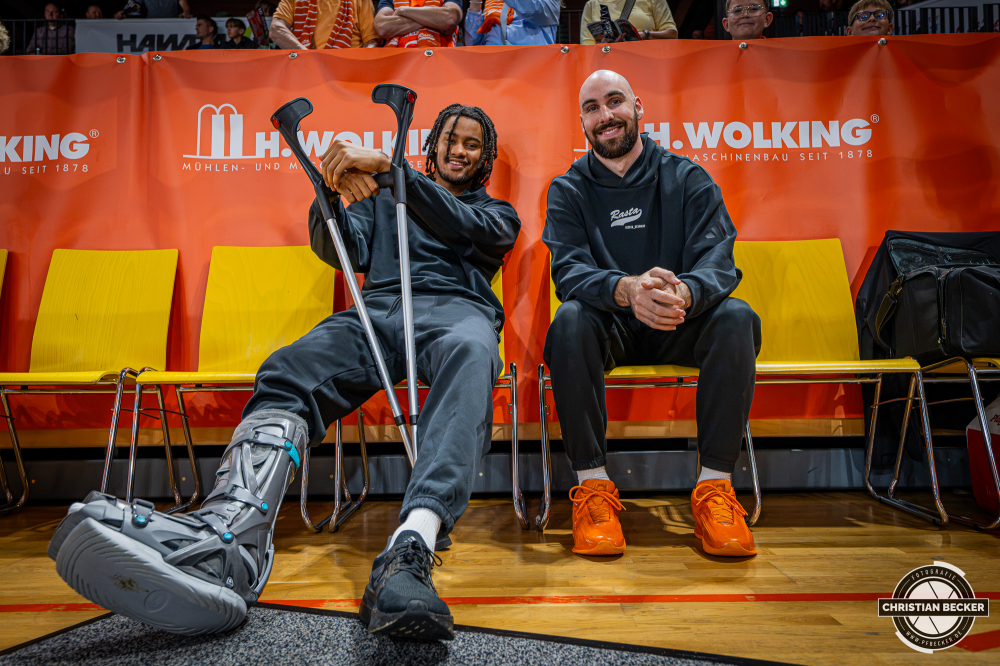 1. Basketball Bundesliga, easyCredit BBL, Saison 2026/2027, Herren, Hauptrunde, 5. Spieltag, 10.10.2026, RASTA Vechta - ratiopharm ulm
Lamin Sabally (#9 - RASTA Vechta) und Tommy Kuhse (#12 - RASTA Vechta) vor der Partie
Schlüsselwörter: 1. Bundesliga;10.10.2026;5. Spieltag;BBL;Basketball;Hauptrunde;Liga;RASTA;RASTA Dome;Saison 2026/2027;Ulm;Vechta;easycredit;ratiopharm