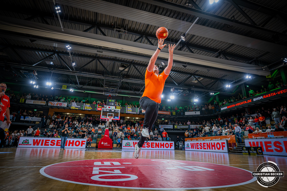 1. Basketball Bundesliga, easyCredit BBL, Saison 2026/2027, Herren, Hauptrunde, 5. Spieltag, 10.10.2026, RASTA Vechta - ratiopharm ulm
Der Teilnehmer des 10.000&euro; Wurf von Wiesenhof
Schlüsselwörter: 1. Bundesliga;10.10.2026;5. Spieltag;BBL;Basketball;Hauptrunde;Liga;RASTA;RASTA Dome;Saison 2026/2027;Ulm;Vechta;easycredit;ratiopharm