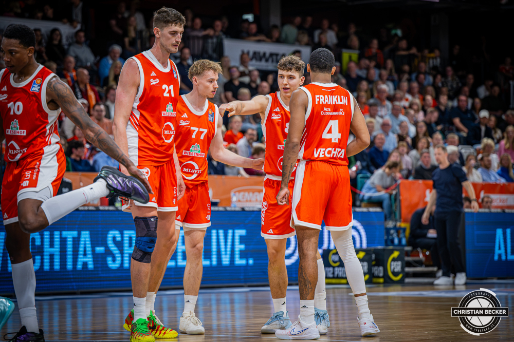 1. Basketball Bundesliga, easyCredit BBL, Saison 2026/2027, Herren, Hauptrunde, 5. Spieltag, 10.10.2026, RASTA Vechta - ratiopharm ulm
Dominik Dolic (#8 - RASTA Vechta) gibt Anweisungen an Armaan Franklin (#4 - RASTA Vechta)
Schlüsselwörter: 1. Bundesliga;10.10.2026;5. Spieltag;BBL;Basketball;Hauptrunde;Liga;RASTA;RASTA Dome;Saison 2026/2027;Ulm;Vechta;easycredit;ratiopharm