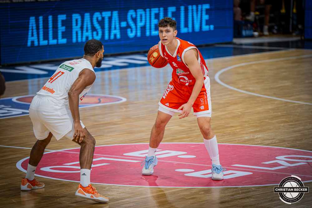 1. Basketball Bundesliga, easyCredit BBL, Saison 2026/2027, Herren, Hauptrunde, 5. Spieltag, 10.10.2026, RASTA Vechta - ratiopharm ulm
Dominik Dolic (#8 - RASTA Vechta) in Aktion
Schlüsselwörter: 1. Bundesliga;10.10.2026;5. Spieltag;BBL;Basketball;Hauptrunde;Liga;RASTA;RASTA Dome;Saison 2026/2027;Ulm;Vechta;easycredit;ratiopharm
