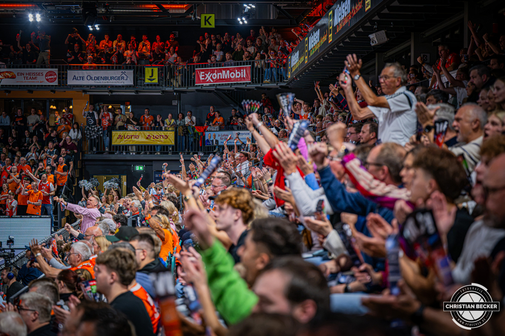 1. Basketball Bundesliga, easyCredit BBL, Saison 2026/2027, Herren, Hauptrunde, 5. Spieltag, 10.10.2026, RASTA Vechta - ratiopharm ulm
Die Fans von RASTA Vechta zeigen Emotionen w&auml;hrend der Partie
Schlüsselwörter: 1. Bundesliga;10.10.2026;5. Spieltag;BBL;Basketball;Hauptrunde;Liga;RASTA;RASTA Dome;Saison 2026/2027;Ulm;Vechta;easycredit;ratiopharm