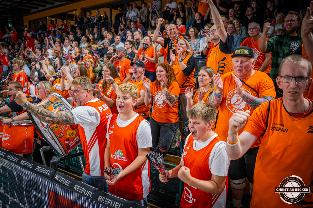 1. Basketball Bundesliga, easyCredit BBL, Saison 2026/2027, Herren, Hauptrunde, 5. Spieltag, 10.10.2026, RASTA Vechta - ratiopharm ulm
Klettverschluss (Fanclub - RASTA Vechta) zeigt Emotionen w&auml;hrend der Partie
Schlüsselwörter: 1. Bundesliga;10.10.2026;5. Spieltag;BBL;Basketball;Hauptrunde;Liga;RASTA;RASTA Dome;Saison 2026/2027;Ulm;Vechta;easycredit;ratiopharm