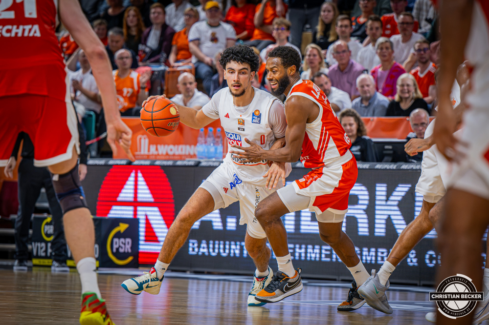 1. Basketball Bundesliga, easyCredit BBL, Saison 2026/2027, Herren, Hauptrunde, 5. Spieltag, 10.10.2026, RASTA Vechta - ratiopharm ulm
Adam Atamna (#0 - ratiopharm ulm) gegen Matt Lewis (#11 - RASTA Vechta)
Schlüsselwörter: 1. Bundesliga;10.10.2026;5. Spieltag;BBL;Basketball;Hauptrunde;Liga;RASTA;RASTA Dome;Saison 2026/2027;Ulm;Vechta;easycredit;ratiopharm