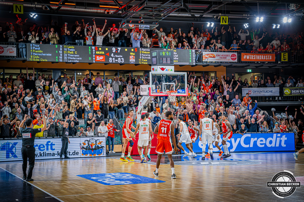 1. Basketball Bundesliga, easyCredit BBL, Saison 2026/2027, Herren, Hauptrunde, 5. Spieltag, 10.10.2026, RASTA Vechta - ratiopharm ulm
Matt Lewis (#11 - RASTA Vechta) nach dem erfolgreichen Dreier zur Verl&auml;ngerung
Schlüsselwörter: 1. Bundesliga;10.10.2026;5. Spieltag;BBL;Basketball;Hauptrunde;Liga;RASTA;RASTA Dome;Saison 2026/2027;Ulm;Vechta;easycredit;ratiopharm