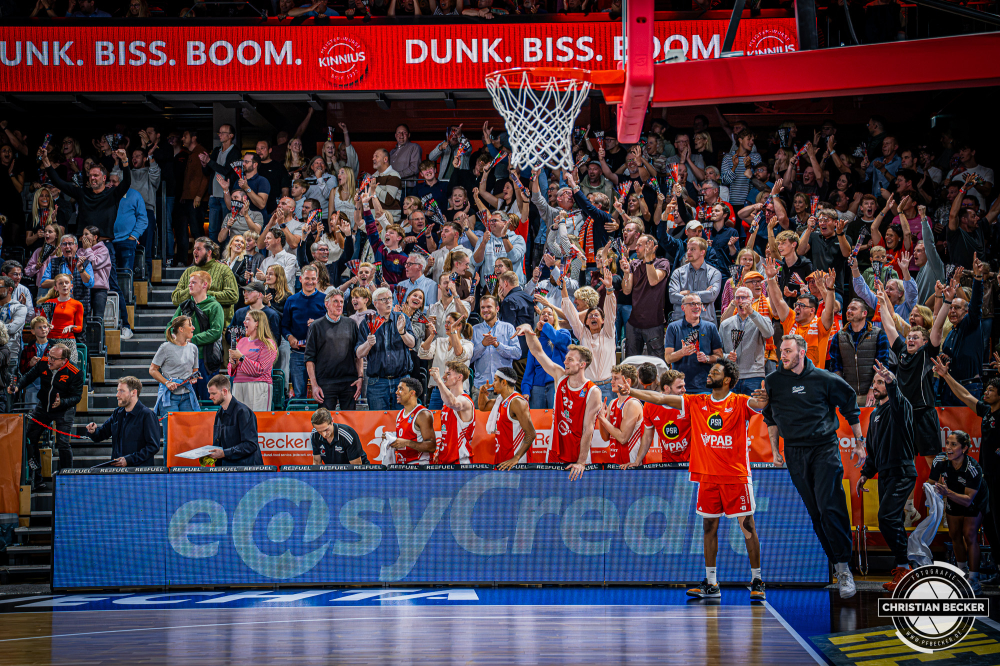1. Basketball Bundesliga, easyCredit BBL, Saison 2026/2027, Herren, Hauptrunde, 5. Spieltag, 10.10.2026, RASTA Vechta - ratiopharm ulm
Das Team von RASTA Vechta zeigt Emotionen w&auml;hrend der Partie
Schlüsselwörter: 1. Bundesliga;10.10.2026;5. Spieltag;BBL;Basketball;Hauptrunde;Liga;RASTA;RASTA Dome;Saison 2026/2027;Ulm;Vechta;easycredit;ratiopharm