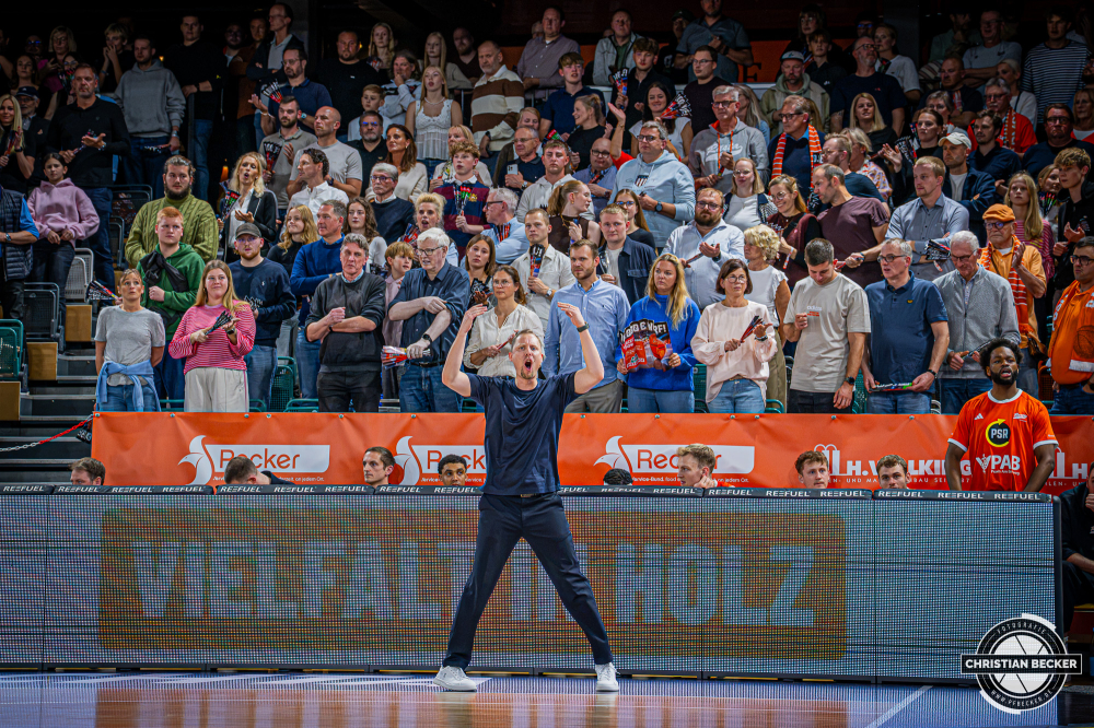 1. Basketball Bundesliga, easyCredit BBL, Saison 2026/2027, Herren, Hauptrunde, 5. Spieltag, 10.10.2026, RASTA Vechta - ratiopharm ulm
Christian Held (Head-Coach - RASTA Vechta) w&auml;hrend der Partie
Schlüsselwörter: 1. Bundesliga;10.10.2026;5. Spieltag;BBL;Basketball;Hauptrunde;Liga;RASTA;RASTA Dome;Saison 2026/2027;Ulm;Vechta;easycredit;ratiopharm