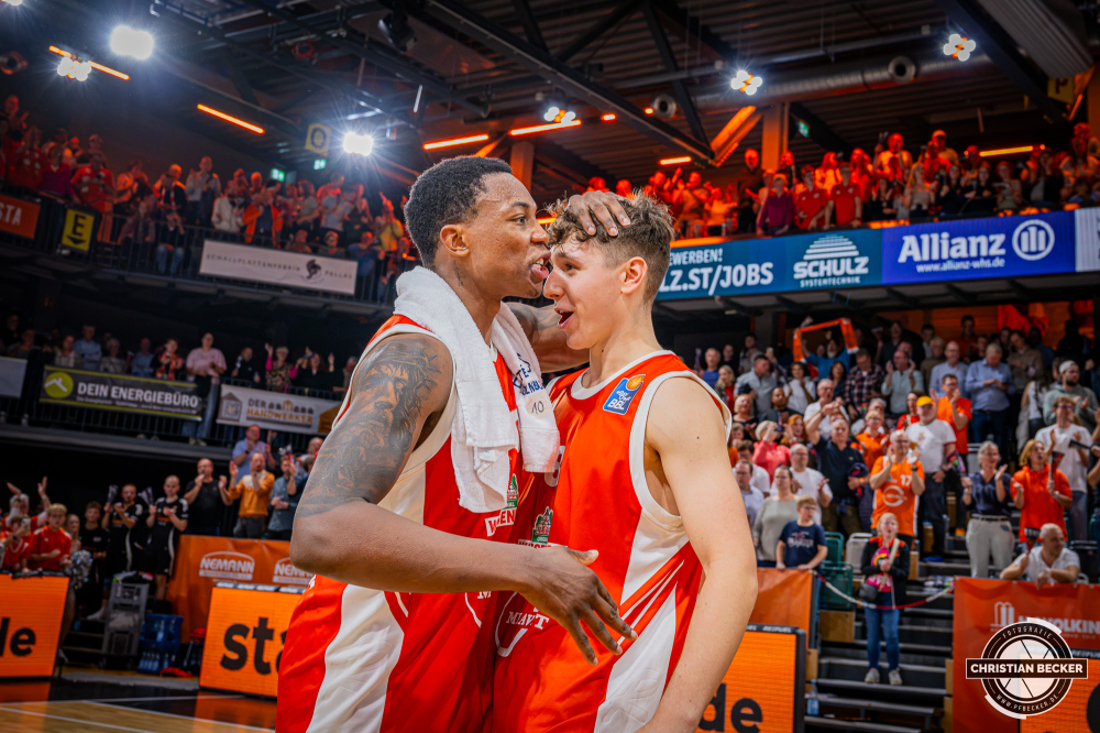 1. Basketball Bundesliga, easyCredit BBL, Saison 2026/2027, Herren, Hauptrunde, 5. Spieltag, 10.10.2026, RASTA Vechta - ratiopharm ulm
Justin Edler-Davis (#10 - RASTA Vechta) und Dominik Dolic (#8 - RASTA Vechta) zeigt Emotionen nach der Partie
Schlüsselwörter: 1. Bundesliga;10.10.2026;5. Spieltag;BBL;Basketball;Hauptrunde;Liga;RASTA;RASTA Dome;Saison 2026/2027;Ulm;Vechta;easycredit;ratiopharm