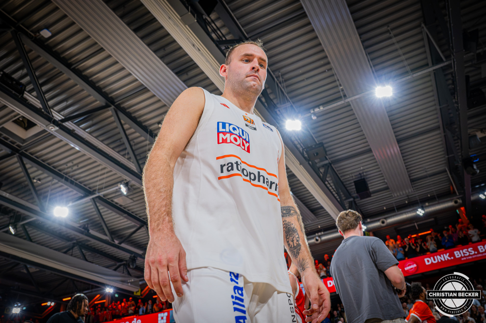 1. Basketball Bundesliga, easyCredit BBL, Saison 2026/2027, Herren, Hauptrunde, 5. Spieltag, 10.10.2026, RASTA Vechta - ratiopharm ulm
Devin Schmidt (#8 - ratiopharm ulm) nach der Partie
Schlüsselwörter: 1. Bundesliga;10.10.2026;5. Spieltag;BBL;Basketball;Hauptrunde;Liga;RASTA;RASTA Dome;Saison 2026/2027;Ulm;Vechta;easycredit;ratiopharm