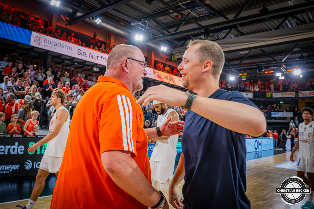 1. Basketball Bundesliga, easyCredit BBL, Saison 2026/2027, Herren, Hauptrunde, 5. Spieltag, 10.10.2026, RASTA Vechta - ratiopharm ulm
Stefan Niemeyer (Gesch&auml;ftsf&uuml;hrender Gesellschafter - RASTA Vechta) und Christian Held (Head-Coach - RASTA Vechta) nach der Partie
Schlüsselwörter: 1. Bundesliga;10.10.2026;5. Spieltag;BBL;Basketball;Hauptrunde;Liga;RASTA;RASTA Dome;Saison 2026/2027;Ulm;Vechta;easycredit;ratiopharm