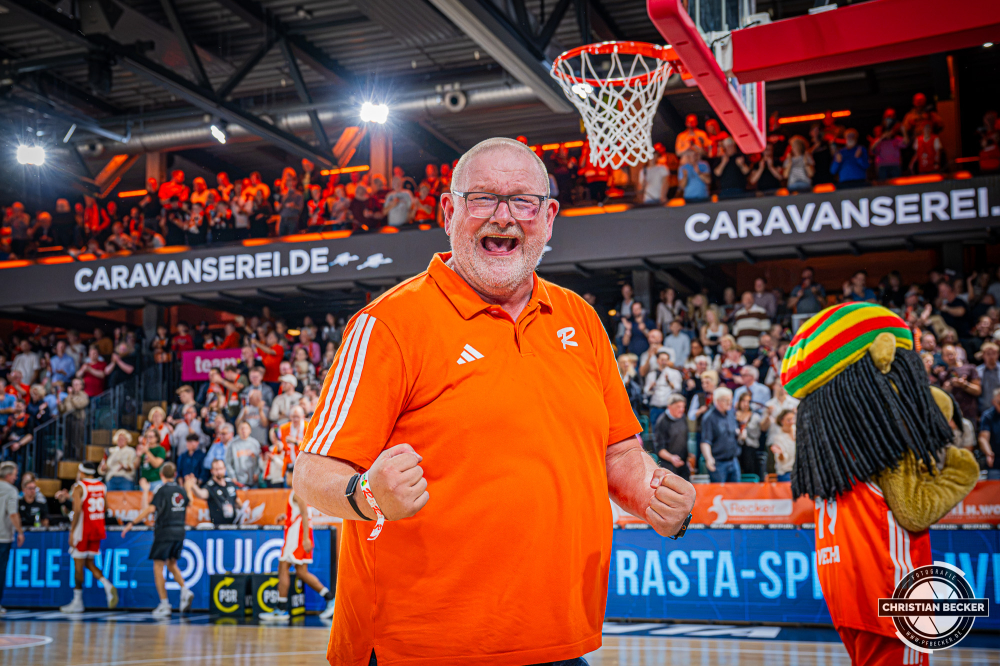 1. Basketball Bundesliga, easyCredit BBL, Saison 2026/2027, Herren, Hauptrunde, 5. Spieltag, 10.10.2026, RASTA Vechta - ratiopharm ulm
Stefan Niemeyer (Gesch&auml;ftsf&uuml;hrender Gesellschafter - RASTA Vechta) zeigt Emotionen nach der Partie
Schlüsselwörter: 1. Bundesliga;10.10.2026;5. Spieltag;BBL;Basketball;Hauptrunde;Liga;RASTA;RASTA Dome;Saison 2026/2027;Ulm;Vechta;easycredit;ratiopharm