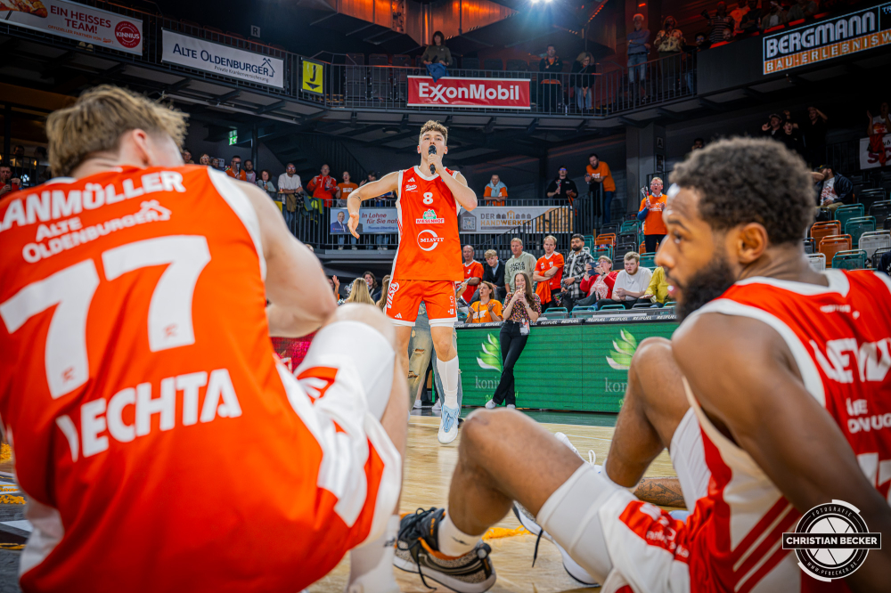 1. Basketball Bundesliga, easyCredit BBL, Saison 2026/2027, Herren, Hauptrunde, 5. Spieltag, 10.10.2026, RASTA Vechta - ratiopharm ulm
Dominik Dolic (#8 - RASTA Vechta) bei der Humba
Schlüsselwörter: 1. Bundesliga;10.10.2026;5. Spieltag;BBL;Basketball;Hauptrunde;Liga;RASTA;RASTA Dome;Saison 2026/2027;Ulm;Vechta;easycredit;ratiopharm