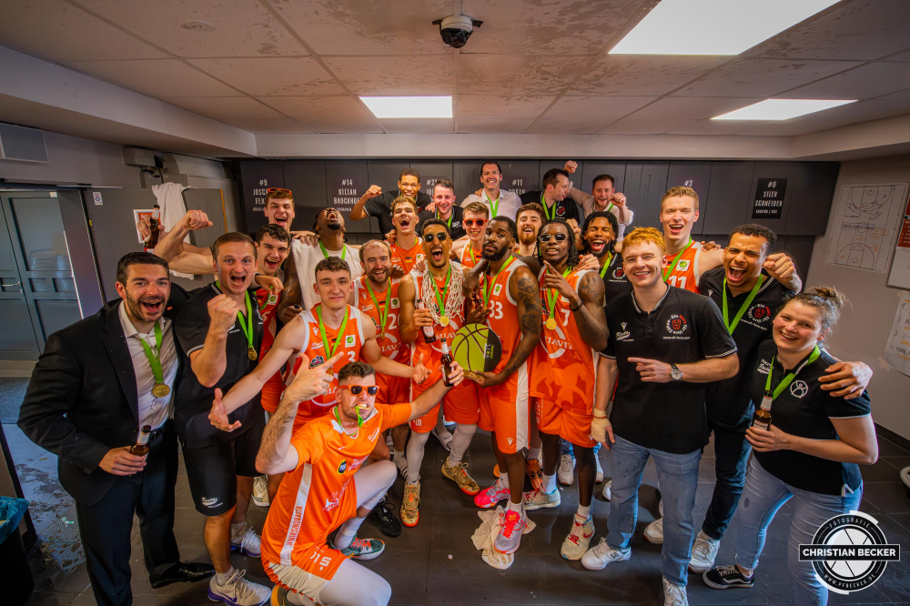 2. Basketball Bundesliga, Pro A, Playoffs, Finale, Spiel 2, 04.06.23, RASTA Vechta - Tigers T&uuml;bingen
Das Team von RASTA Vechta beim feiern der 2. Basketball Bundesliga Meisterschaft
Schlüsselwörter: 04.06.23;2. Bundesliga;Barmer;Basketball;Finale;Liga;Playoffs;Pro A;RASTA;RASTA Dome;Saison 2022/2023;Spiel 2;Tigers;T&uuml;bingen;Vechta