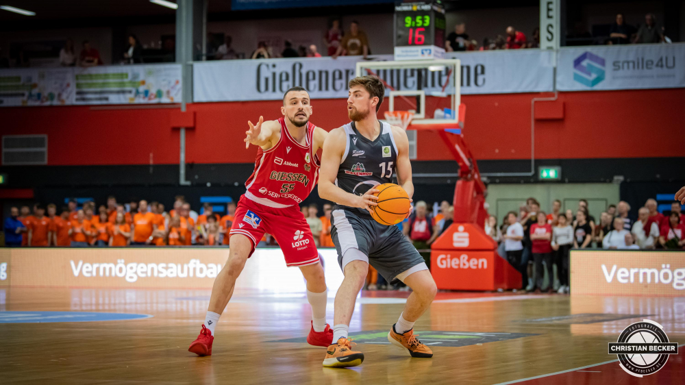 2. Basketball Bundesliga, Pro A, Playoffs, Halbfinale, Spiel 4, 26.05.23, JobStairs GIESSEN 46ers - RASTA Vechta
#15, Ryan Schwieger (USA), Forward bei RASTA Vechta in Aktion während der Partie zwischen JobStairs GIESSEN 46ers und RASTA Vechta
Schlüsselwörter: 2. Bundesliga;26.05.23;46ers;Barmer;Basketball;Giessen;Halbfinale;JobStairs;Liga;Ost;Playoffs;Pro A;RASTA;Saison 2022/2023;Spiel 4;Sporthalle;Vechta