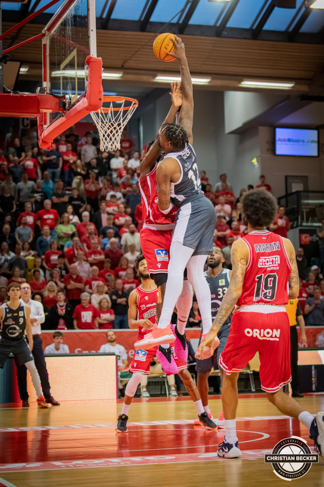 2. Basketball Bundesliga, Pro A, Playoffs, Halbfinale, Spiel 4, 26.05.23, JobStairs GIESSEN 46ers - RASTA Vechta
#12, Tajuan Agee (USA), Forward bei RASTA Vechta beim Dunk w&auml;hrend der Partie zwischen JobStairs GIESSEN 46ers und RASTA Vechta
Schlüsselwörter: 2. Bundesliga;26.05.23;46ers;Barmer;Basketball;Giessen;Halbfinale;JobStairs;Liga;Ost;Playoffs;Pro A;RASTA;Saison 2022/2023;Spiel 4;Sporthalle;Vechta