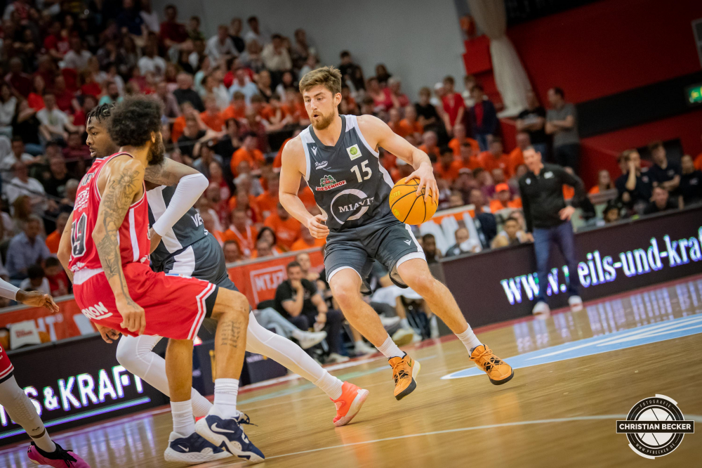 2. Basketball Bundesliga, Pro A, Playoffs, Halbfinale, Spiel 4, 26.05.23, JobStairs GIESSEN 46ers - RASTA Vechta
#15, Ryan Schwieger (USA), Forward bei RASTA Vechta in Aktion w&auml;hrend der Partie zwischen JobStairs GIESSEN 46ers und RASTA Vechta
Schlüsselwörter: 2. Bundesliga;26.05.23;46ers;Barmer;Basketball;Giessen;Halbfinale;JobStairs;Liga;Ost;Playoffs;Pro A;RASTA;Saison 2022/2023;Spiel 4;Sporthalle;Vechta