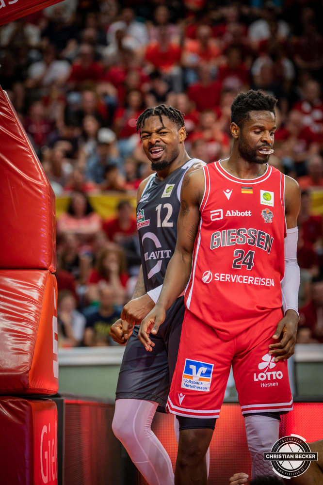 2. Basketball Bundesliga, Pro A, Playoffs, Halbfinale, Spiel 4, 26.05.23, JobStairs GIESSEN 46ers - RASTA Vechta
#12, Tajuan Agee (USA), Forward bei RASTA Vechta während der Partie zwischen JobStairs GIESSEN 46ers und RASTA Vechta
Schlüsselwörter: 2. Bundesliga;26.05.23;46ers;Barmer;Basketball;Giessen;Halbfinale;JobStairs;Liga;Ost;Playoffs;Pro A;RASTA;Saison 2022/2023;Spiel 4;Sporthalle;Vechta