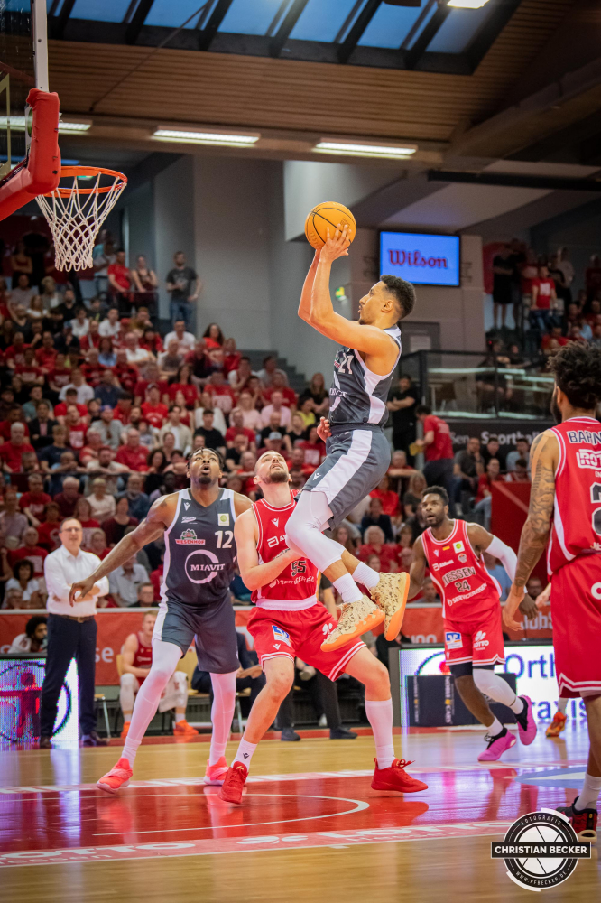 2. Basketball Bundesliga, Pro A, Playoffs, Halbfinale, Spiel 4, 26.05.23, JobStairs GIESSEN 46ers - RASTA Vechta
#21, Joel Aminu (GER), Guard bei RASTA Vechta beim Korbleger w&auml;hrend der Partie zwischen JobStairs GIESSEN 46ers und RASTA Vechta
Schlüsselwörter: 2. Bundesliga;26.05.23;46ers;Barmer;Basketball;Giessen;Halbfinale;JobStairs;Liga;Ost;Playoffs;Pro A;RASTA;Saison 2022/2023;Spiel 4;Sporthalle;Vechta