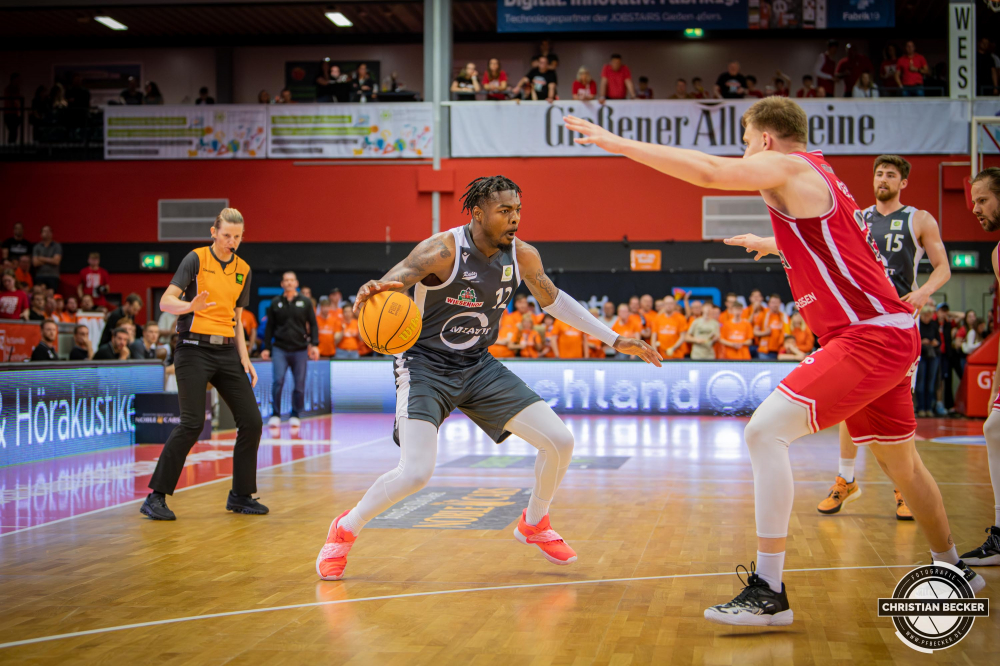 2. Basketball Bundesliga, Pro A, Playoffs, Halbfinale, Spiel 4, 26.05.23, JobStairs GIESSEN 46ers - RASTA Vechta
#12, Tajuan Agee (USA), Forward bei RASTA Vechta in Aktion w&auml;hrend der Partie zwischen JobStairs GIESSEN 46ers und RASTA Vechta
Schlüsselwörter: 2. Bundesliga;26.05.23;46ers;Barmer;Basketball;Giessen;Halbfinale;JobStairs;Liga;Ost;Playoffs;Pro A;RASTA;Saison 2022/2023;Spiel 4;Sporthalle;Vechta