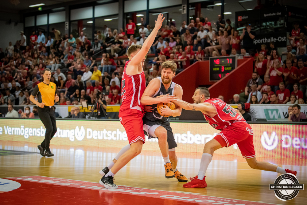 2. Basketball Bundesliga, Pro A, Playoffs, Halbfinale, Spiel 4, 26.05.23, JobStairs GIESSEN 46ers - RASTA Vechta
#15, Ryan Schwieger (USA), Forward bei RASTA Vechta in Aktion w&auml;hrend der Partie zwischen JobStairs GIESSEN 46ers und RASTA Vechta
Schlüsselwörter: 2. Bundesliga;26.05.23;46ers;Barmer;Basketball;Giessen;Halbfinale;JobStairs;Liga;Ost;Playoffs;Pro A;RASTA;Saison 2022/2023;Spiel 4;Sporthalle;Vechta